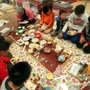 １９９５・３・６　体育館で弁当を囲んだ＝神戸市灘区鶴甲２、市立鶴甲小学校 