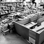 １９９５・７・１９　倒れたままの書架の前で続けられた図書の整理＝神戸市須磨区、市立須磨図書館