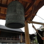 ２００４・１１・１９　再建された鐘楼で鐘をつく関住職＝神戸市灘区岩屋中町４、龍泉寺
