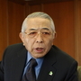  インタビューに答える上組会長の尾崎睦氏＝神戸市中央区浜辺通 