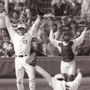 １９９５年春のセンバツ決勝。初出場の観音寺中央が銚子商を下し、優勝を決めた。背番号６（手前）が当時主将だった土井裕介＝１９９５年４月５日、甲子園球場