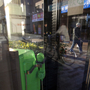 じっとたたずむ公衆電話ボックス＝神戸市中央区雲井通２
