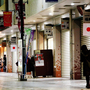 夕方の大正筋商店街。駅から離れるとにぎわいが薄れていく＝神戸市長田区
