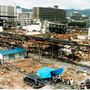 焼け野原にアーケードの鉄骨が残った菅原市場＝１９９５年３月、神戸市長田区菅原通