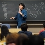 大学の授業でメディア論を教える森達也さん。自分で考えることの大切さを学生に伝える＝東京都千代田区神田駿河台１、明治大学