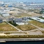 広がる空き地。企業誘致がミナト再生の鍵を握る＝神戸・ポートアイランド２期（撮影・大森　武）