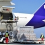 貨物を取り扱う航空機。フェデックスは関西空港に北東アジアの集荷拠点を設けた（フェデックス提供）