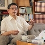 巨大災害に警鐘を鳴らし続ける石橋克彦さん。私たちは次の大地震の「震災前を生きている」と話す＝神戸市内の自宅
