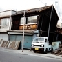激震で傾いた長田の店舗兼事務所（提供）