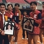 監督、部員の死を乗り越え快進撃を続けた甲南大バレー部。木原恵一さん（右から２人目）は主将だった＝１９９５年１２月７日、大阪府立体育会館