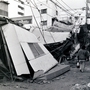 震災で被害を受けた水道筋商店街＝１９９５年１月１７日、神戸市灘区