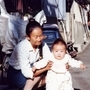 結ちゃんと同じころの美幸さんと、亡き母長尾裕美子さん＝神戸市長田区
