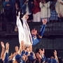 優勝を決めた西武戦で胴上げされるオリックスの佐藤義則＝１９９５年９月１９日、西武球場