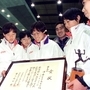全国高校駅伝で５位に入り、賞状を手にする須磨女高の選手と長谷川重夫監督（右から３人目）＝１９９５年１２月２４日、京都市