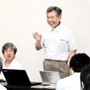 東日本大震災で被災した岩手県野田村を訪ねた室崎益輝さんは「まちが希望を取り戻すことが復興」と力説した。左はともに現地を視察した復興まちづくりの専門家、小林郁雄さん＝８月１９日午後
