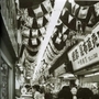 買い物客でにぎわった甲陽市場＝１９７２（昭和４７）年ごろ、芦屋市大桝町（芦屋市提供）