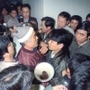 神戸市都市計画審議会の会場入り口付近でもみ合いになる市職員と市民ら＝１９９５年３月１４日