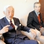 瀬尾征男さん（左）と児島正さん＝東京都千代田区、東京海上日動火災保険
