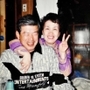 照れながら妻の久代さんと写真に納まる加久幾康さん（左）
