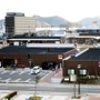 シンプルな配色の平屋建てが並ぶ「キャッセン大船渡」。商店街のようなアーケードはない＝岩手県大船渡市
