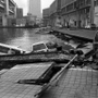 弁天浜では岸壁が崩れ、止めていた車が海中に没した＝１７日、神戸市中央区波止場町