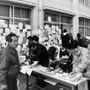 避難所となった学校には、無事や連絡先を知らせるメッセージを記した紙が張られた＝２０日、神戸市長田区