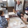 明治４０年創業の老舗「ニコニコ饅頭」。４代目の高瀬大輔さん（右）が、両親と作り続ける＝熊本県南阿蘇村立野